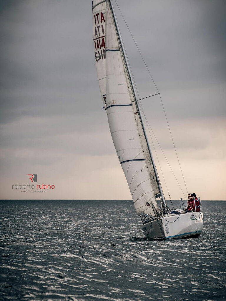 Barca a vela in mare aperto